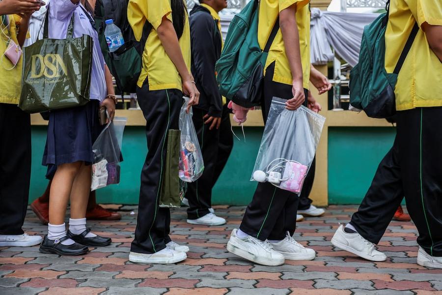 泰国：一所学校在枪击事件后重开，安全措施升级