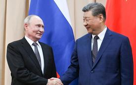 Poutine-Pezeshkian : une rencontre stratégique au sommet de l’OCS au Kirghizstan