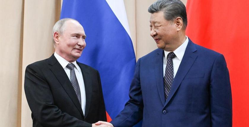 Poutine-Pezeshkian : une rencontre stratégique au sommet de l’OCS au Kirghizstan