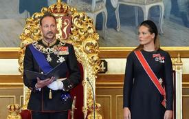 Haakon VIII asume el juramento constitucional como nuevo rey de Noruega
