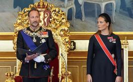 Haakon VIII faz juramento constitucional como o novo rei da Noruega