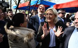 France : Marine Le Pen relance le débat sur l’interdiction du voile dans l’espace public