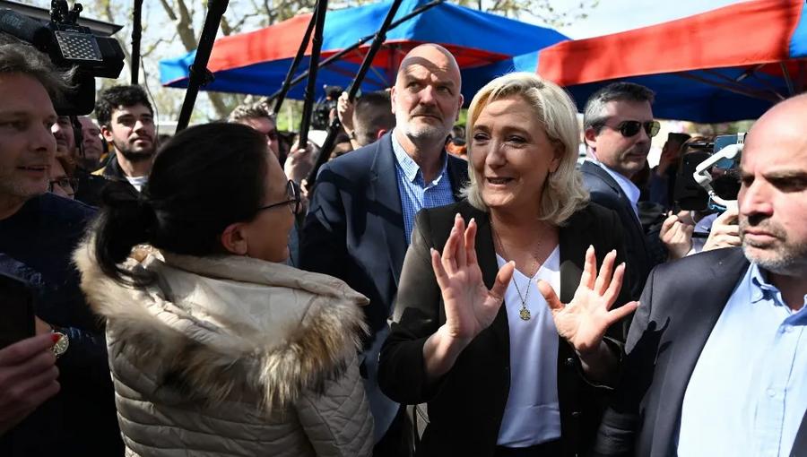 France : Marine Le Pen relance le débat sur l’interdiction du voile dans l’espace public