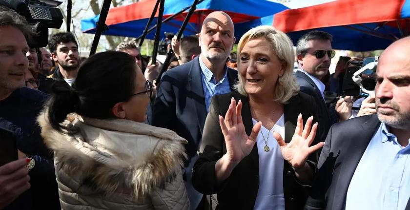 France : Marine Le Pen relance le débat sur l’interdiction du voile dans l’espace public