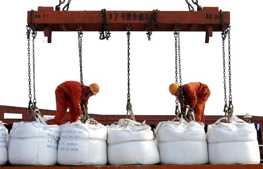 L’UE veut renforcer ses barrières commerciales face à la hausse des importations de produits chimiques et plastiques