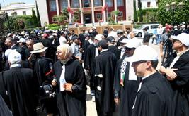 المحامون الشباب يجددون التصعيد ويدعون إلى استمرار التوقف عن العمل
