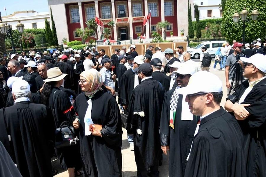 المحامون الشباب يجددون التصعيد ويدعون إلى استمرار التوقف عن العمل