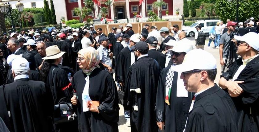 المحامون الشباب يجددون التصعيد ويدعون إلى استمرار التوقف عن العمل