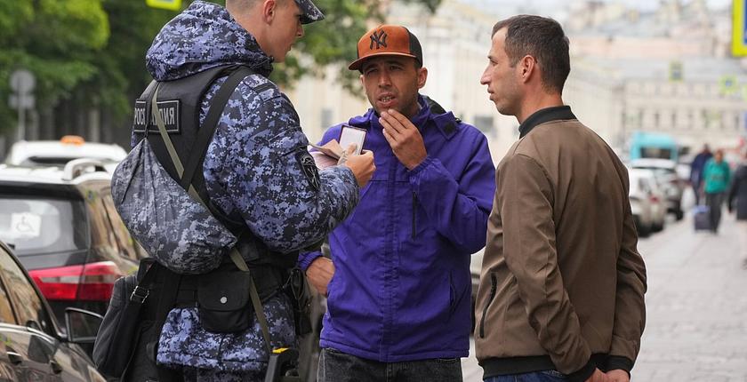 Russie : près de 100 000 étrangers expulsés en dix-huit mois sur fond de durcissement migratoire