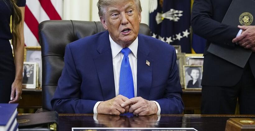 Aprovação de Trump melhora levemente enquanto democratas ganham terreno antes das eleições de meio de mandato