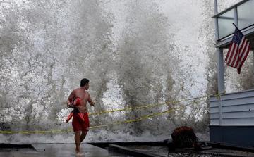 À Santa Monica, les vagues géantes contraignent un festival musical à l’annulation