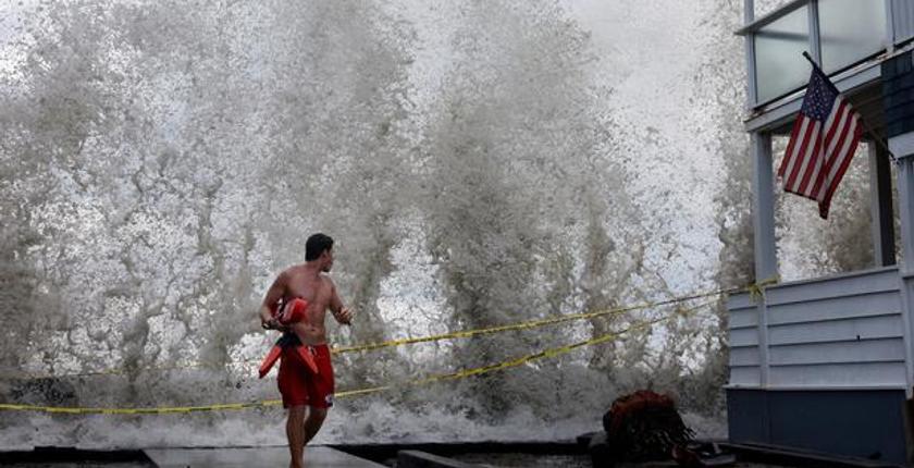 À Santa Monica, les vagues géantes contraignent un festival musical à l’annulation