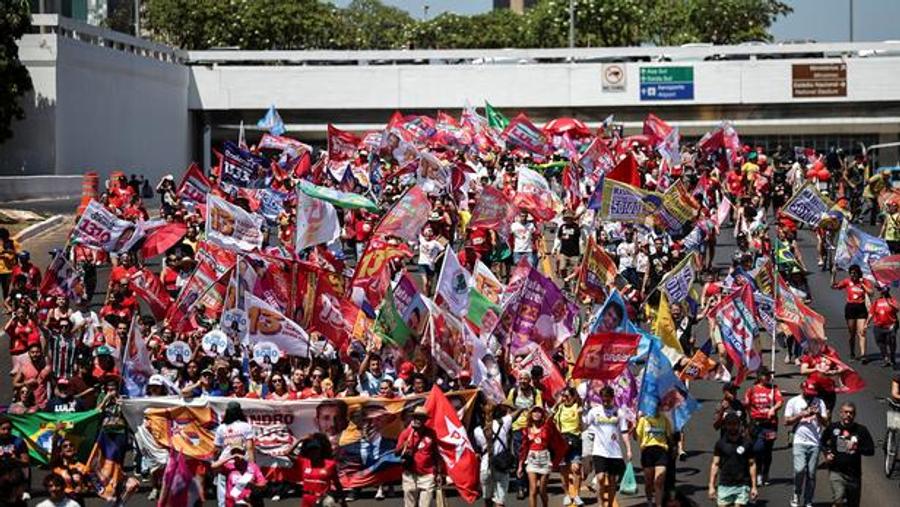 Brésil : des milliers de personnes descendent dans la rue pour soutenir Lula