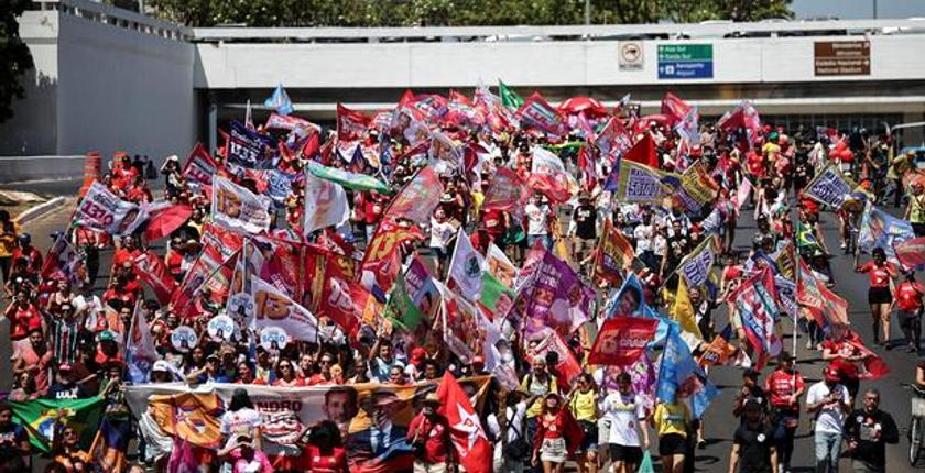 Brésil : des milliers de personnes descendent dans la rue pour soutenir Lula