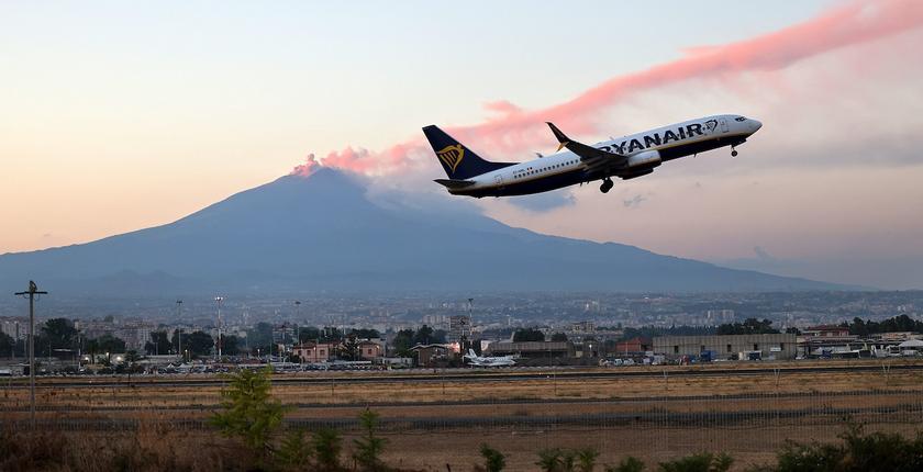 Etna : les cendres volcaniques perturbent les vols à l’aéroport de Catane