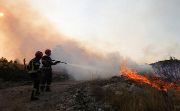 קרואטיה: שריפה מאיימת על בתים באי בראק לאחר שכילתה 3,000 דונם