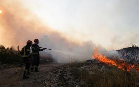 קרואטיה: שריפה מאיימת על בתים באי בראק לאחר שכילתה 3,000 דונם