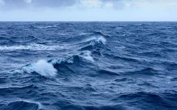 Indonesia: un ferry naufragado, un muerto y más de 100 personas rescatadas