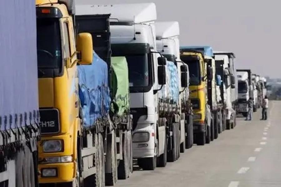 نقابات النقل الوطني للبضائع تلوح بشل القطاع بسبب الدعم