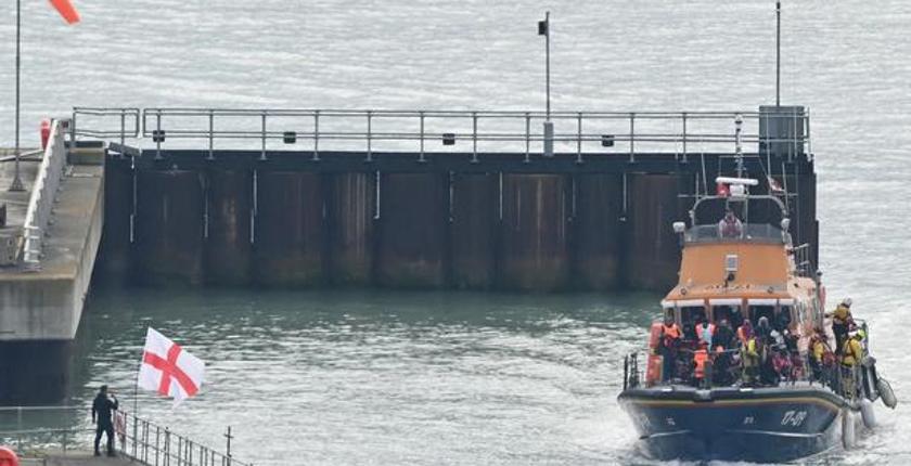 Douvres : une mobilisation anti-migrants perturbe le trafic du port vers la France