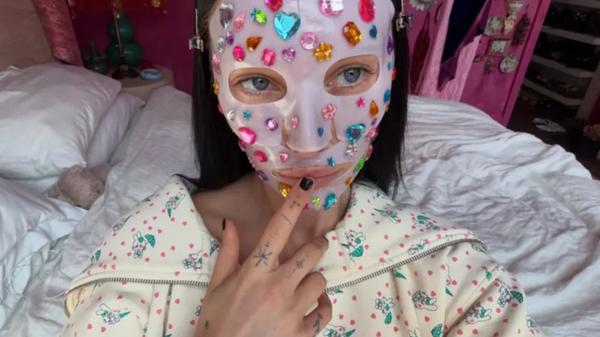 Strass, charms et paillettes : la Gen Z veut faire briller le quotidien