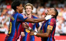 برشلونة يسحق فالنسيا بخماسية وينفرد بصدارة الدوري الإسباني
