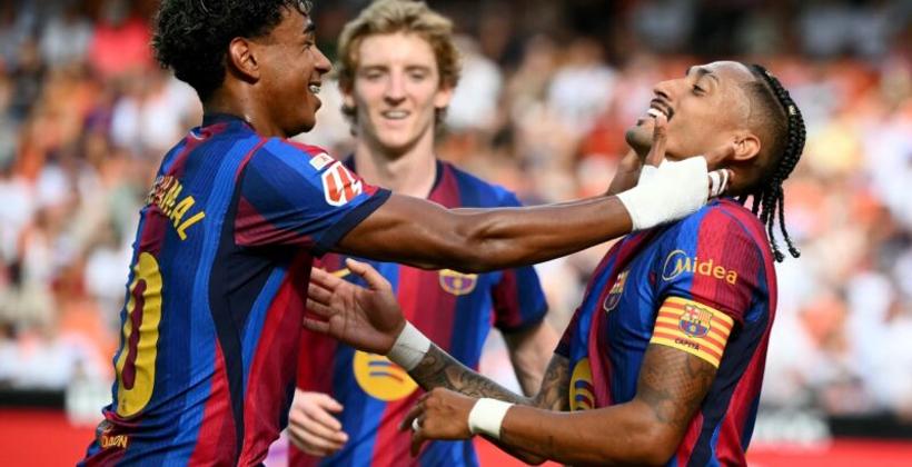 برشلونة يسحق فالنسيا بخماسية وينفرد بصدارة الدوري الإسباني