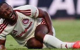 صدمة للكعبي وأولمبياكوس.. كسر ونقالة بعد اصطدام مرعب بحارس فولوس