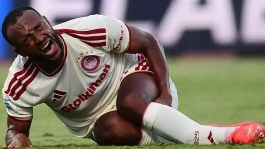 صدمة للكعبي وأولمبياكوس.. كسر ونقالة بعد اصطدام مرعب بحارس فولوس