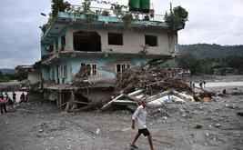 Nepal: evacúan a 900 estudiantes antes de que la crecida arrastre su escuela