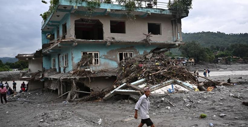 Nepal: evacúan a 900 estudiantes antes de que la crecida arrastre su escuela
