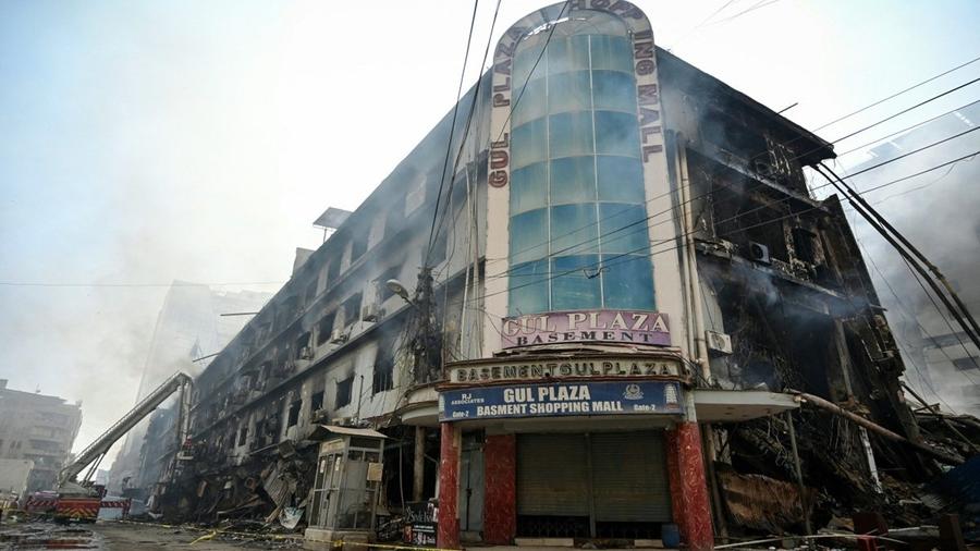 Incendie meurtrier à Karachi : 67 morts dans un centre commercial