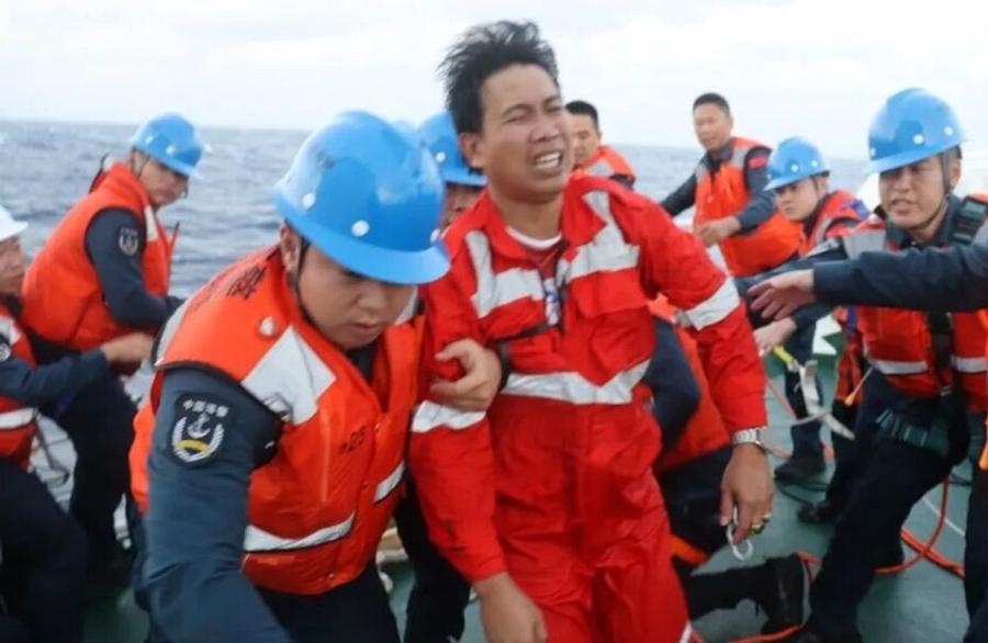 一艘载有菲律宾人的船只在南海倾覆，造成8人失踪，13人获救