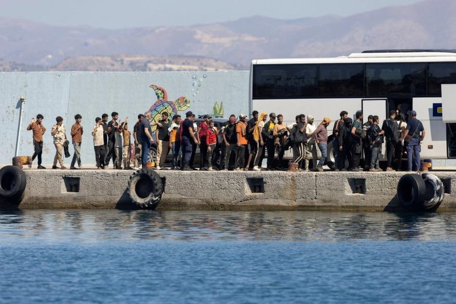 Greece moves to toughen penalties against illegal migrant smuggling