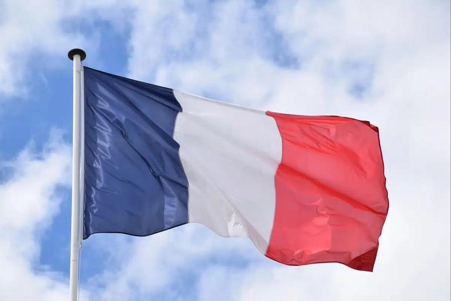 Immigration 2025 : la France délivre plus de titres mais durcit la régularisation