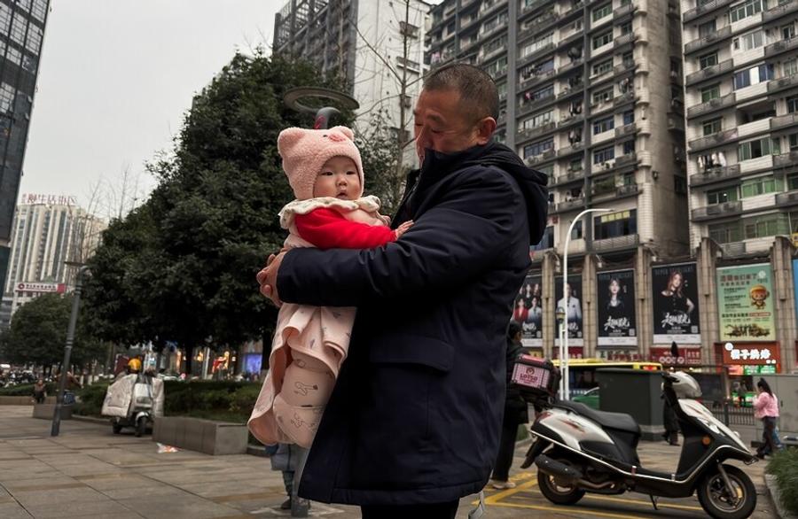 中国面临严重的人口危机，许多夫妇普遍不愿生育