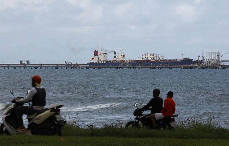 Trump seizes Venezuelan oil, threatening Chinese debt
