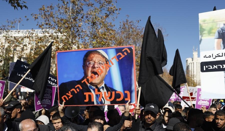 פלסטינים מפגינים בעזה על רקע החמרת המשבר ההומניטרי