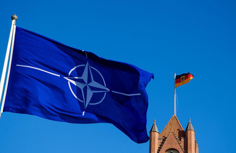 Die NATO beginnt eine großangelegte Truppenverlegungsübung im deutschen Hafen Emden