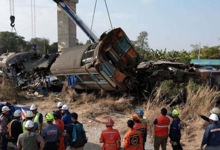 泰国：起重机倒塌砸中客运列车，死亡人数升至31人