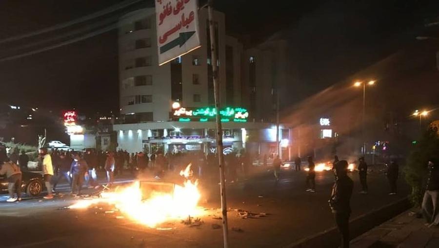 Iran uprising rejects Shah and mullahs in pursuit of democratic republic