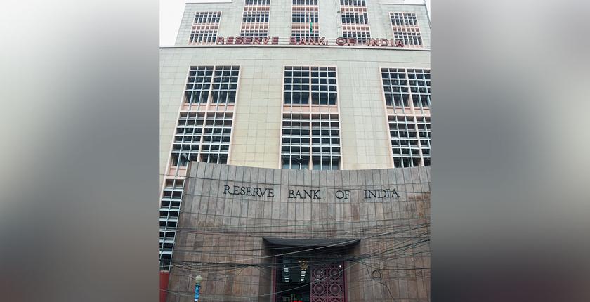 भारत का विदेशी मुद्रा भंडार नए सर्वकालिक उच्च स्तर के करीब पहुंच गया है, नवीनतम सप्ताह में इसमें 3.3 अरब डॉलर की वृद्धि हुई है।
