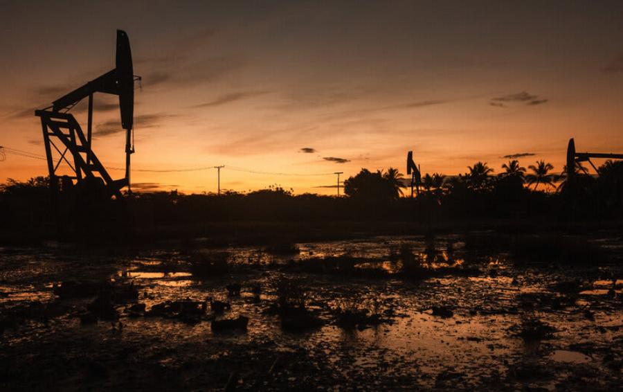 Oil prices fall as Trump eyes Venezuela's vast reserves