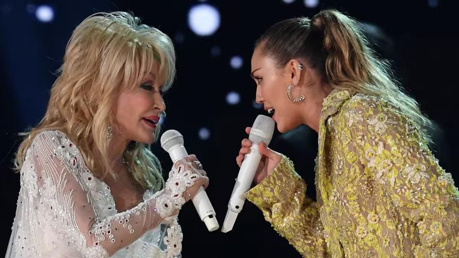 Miley Cyrus rend un hommage bouleversant à Dolly Parton au Hollywood Bowl