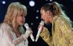 Miley Cyrus rend un hommage bouleversant à Dolly Parton au Hollywood Bowl