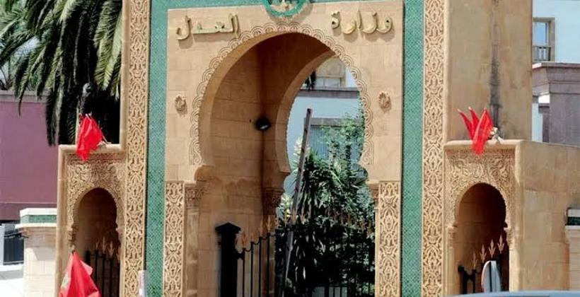 وزارة العدل تشدد الرقابة على تغيب الموظفين بالمحاكم