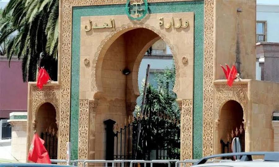 وزارة العدل تشدد الرقابة على تغيب الموظفين بالمحاكم
