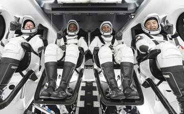 SpaceX lance Falcon 9 met vier astronauten naar het International Space Station