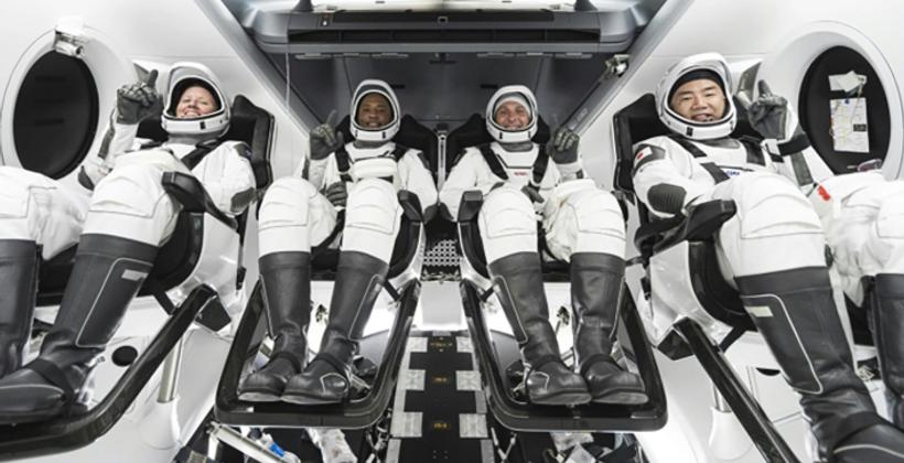 SpaceX lancia il Falcon 9 con quattro astronauti verso la Stazione Spaziale Internazionale