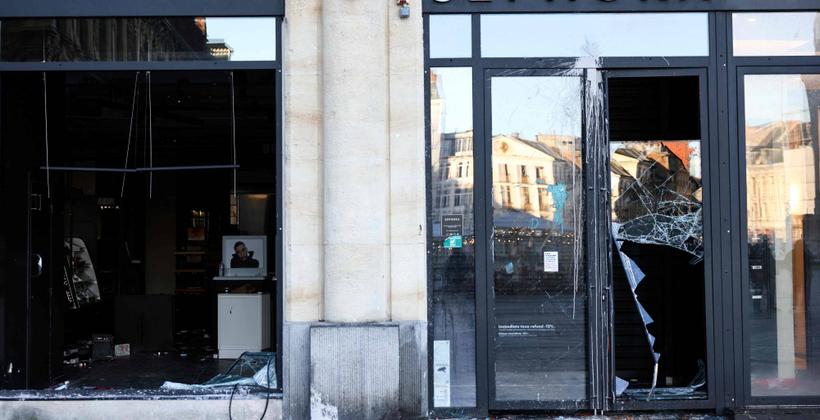 فرنسا.. موجة نهب تطال 3 آلاف متجر وخسائر بمئات الملايين